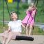 Žena a dítě na Single Swing BNS 90cm na hřišti.