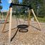 Venkovní houpačková sestava Single Swing (BNS 90cm) na hřišti s povrchem z dřevní štěpky.