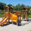 Alpha playhouse with slide na hřišti za slunečného dne