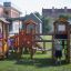 Alpha playhouse with slide na hřišti, kde si hrají děti