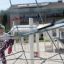 Small Powerclimber climbing net na hřišti s dětmi lezoucími po konstrukci