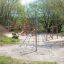Small Powerclimber climbing net v prostředí parkového hřiště.