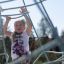 Dítě leze na Small Powerclimber climbing net na hřišti.