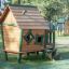 Dřevěný herní domek se zeleným lemováním ze série Britta's Playhouse.