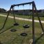Double Tyre double swing na travnatém hřišti.