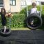 Děti si hrají na Double Tyre double swing na zahradě.