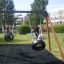 Děti si hrají na Double Tyre double swing na hřišti.