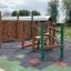 Spillikins wooden playhouse na hřišti s lezeckými konstrukcemi a gumovou bezpečnostní podlahou.