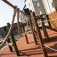 Spillikins wooden playhouse s lezeckými lany a venkovní herní konstrukcí.