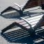 Moderní venkovní nábytek Montpellier Deck Chair na dlážděném povrchu.
