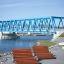 Montpellier Deck Chair u řeky s modrým mostem v pozadí