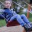 Děti si užívají Double Safety Seat double swing v parku.