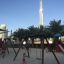 Double Safety Seat double swing na hřišti s Burj Khalifou v pozadí.