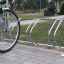 Bike Stand pro bezpečné parkování kol instalované na chodníku.