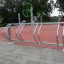 Kovový Bike Stand ve veřejném venkovním prostoru.