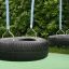 Wooden Tire double swing s černými pneumatikami a modrými lany na hřišti
