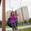 Wooden Tire double swing s dítětem hrajícím si venku