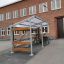 Bike Parking II venkovní přístřešek pro kola s kovovým rámem a dřevěnými detaily
