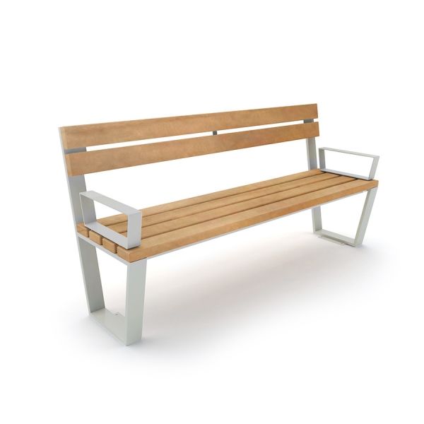 Moderní Ryga Bench s dřevěným sedákem a opěradlem a kovovými područkami a nohami.