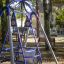 Wheelchair Swing v parku obklopeném stromy a lavičkami