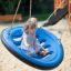 Dvě děti sedící na Swing Seat GBNS na hřišti.