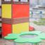 Clover Play Table na dětském hřišti.
