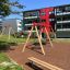 Bench, Steel Construction v moderním dětském hřišti s bytovými domy v pozadí