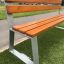 Tallin Bench w/ Backrest na trávě poblíž chodníku