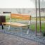 Ryga Bench w/ Backrest v parkovém prostředí'
