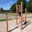 Muž používající venkovní cvičební vybavení Pull Bars.