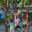 Pull up bars na hřišti s dětmi hrajícími si a lezoucími