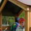 Děti si hrají v Sand Pavilion single playhouse.