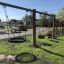 Houpačková sestava Nature Swing Frame 1(BNS) +2 s více houpačkami na hřišti.