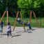 Děti si hrají na Swing Frame 1(BNS) +1 (double swing) na hřišti