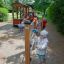Děti si hrají na venkovním herním vybavení Abacus.