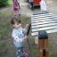 Dívka si hraje na venkovním Xylophone na hřišti.