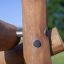 Detailní pohled na konstrukci Kalahari wooden playhouse se šrouby.