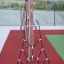 Ural climbing net v uspořádání hřiště s dřevěnými podpěrami a červeným bezpečnostním povrchem.
