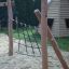 Dřevěná konstrukce s lezeckou sítí na hřišti, Ural climbing net.