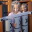 Děti si hrají na Steamboat ship with slide.