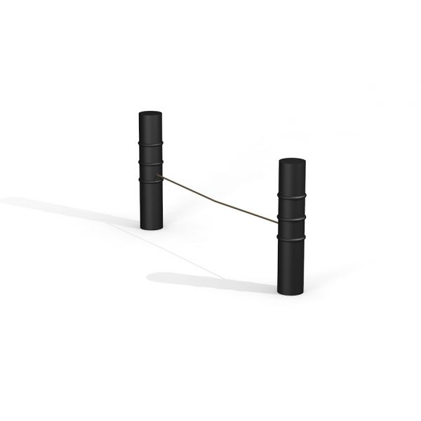 Černé Slackline se dvěma kovovými sloupky.