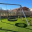 Silver Double Swing (BNS90) na dětském hřišti na zeleném trávníku