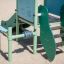 Mars playhouse with slide umístěné na písčitém hřišti'