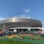 Trim Trail Nature II v moderním venkovním hřišti poblíž velkého stadionu.