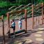 Děti si hrají na Trim Trail Nature II dřevěném venkovním herním vybavení v parku