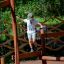 Dítě balancující na dřevěné herní konstrukci Trim Trail Nature II na hřišti