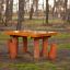 Table Nature with 4 stools vyrobený z přírodního dřeva umístěný venku v lesním prostředí