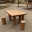 Přírodní dřevěný Table Nature with 4 stools v prostředí parku.