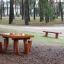 Table Nature with 4 stools dřevěná venkovní sestava posezení na hřišti v lesní oblasti