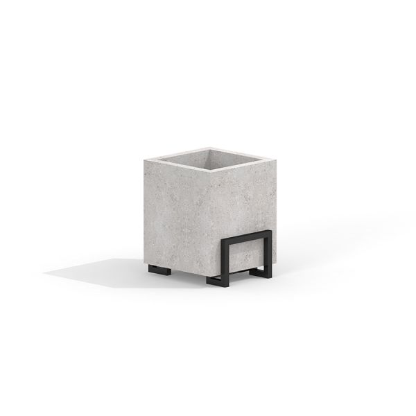 Betonový Thor flowerpot s černým kovovým stojanem.